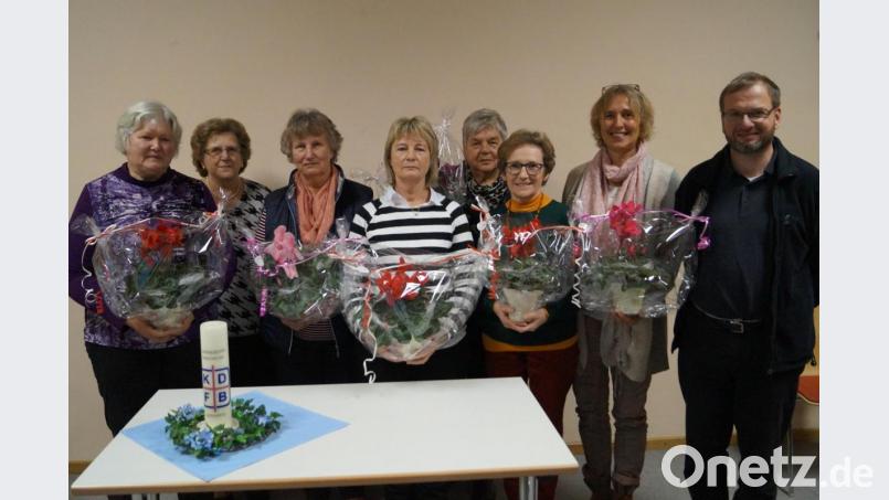Am Gedenktag der heiligen Elisabeth ehrt der Frauenbund Schirmitz treue Mitglieder für 10- und 20-jährige Zugehörigkeit. Bild: du