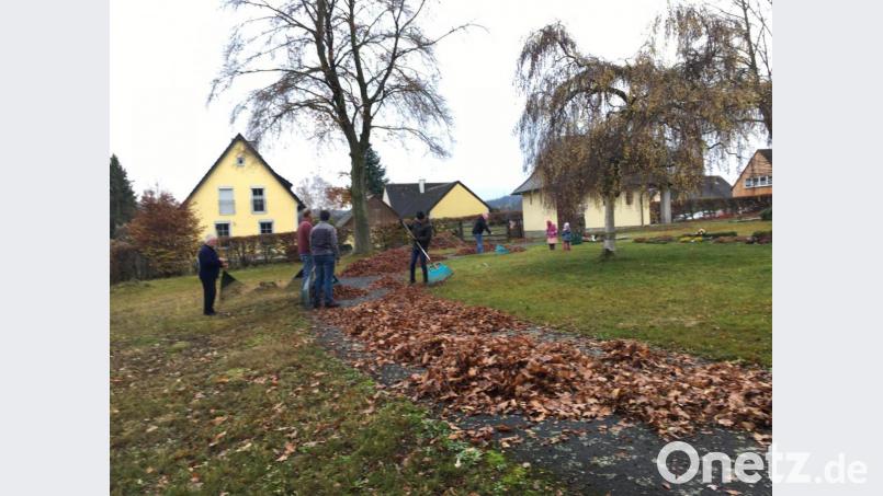 Das Bild zeigt einige der fleißigen Gemeindemitglieder beim Einsatz. Bild: exb