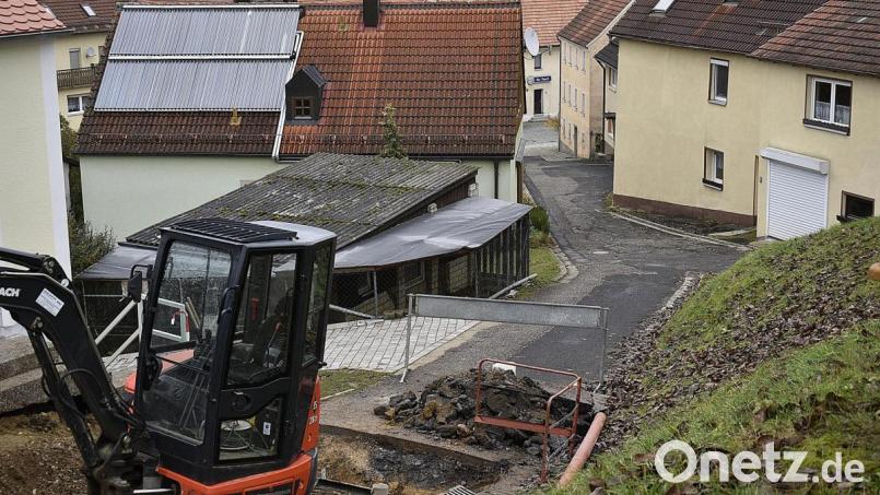 Die Arbeiten im Pfarrweg sind bereits im Gange. Bild: Karl Schwemmer