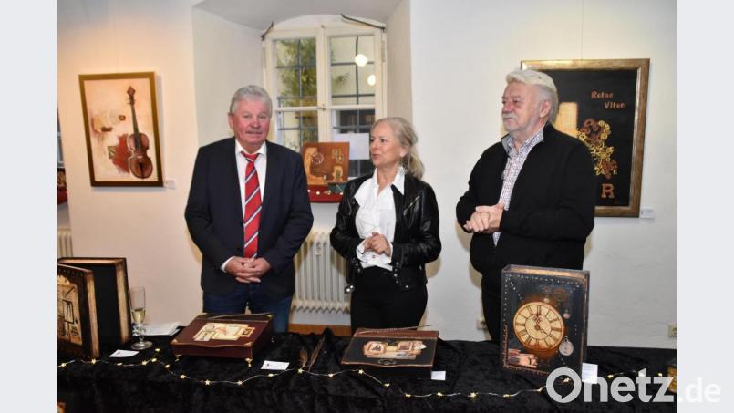 Stadtrat Hans Forster, Iwona Reichel und Werner A. Reichel begrüßen die Gäste zur Vernissage im Alten Schulhaus. Bild: hcz