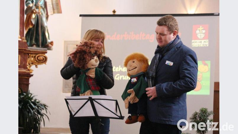 Jana Dollhopf und Andreas Walter liehen den beiden Handpuppen Max und Lisa ihre Stimmen. Bild: rpp
