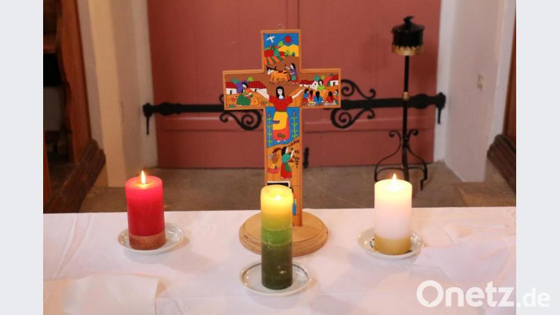 Das Kindergottesdienstkreuz und die drei Kerzen, die die Dreifaltigkeit von Gott symbolisieren. Ein anderes Wort für Dreifaltigkeit ist Dreieinigkeit. Bild: rpp