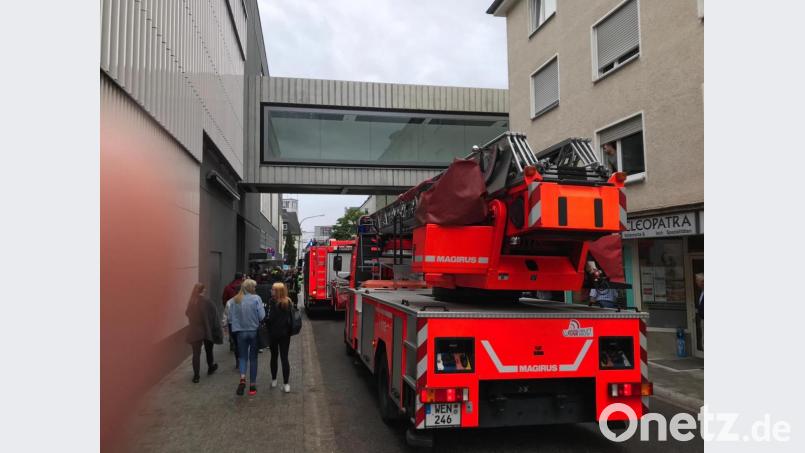 Die Feuerwehr bahnt sich ihren Weg zum NOC. Bild: za