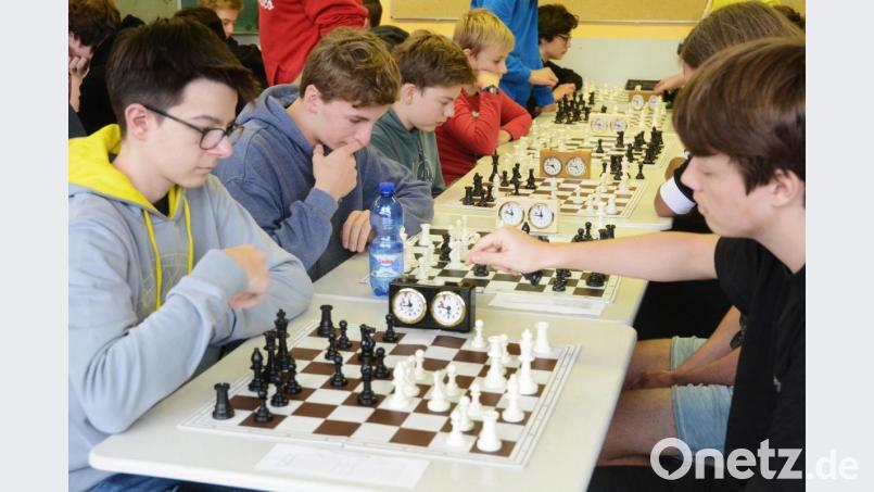 Die Jungs der U18-Wertung liefern sich im Duell spannende Spiele. Bild: Gabi Schönberger