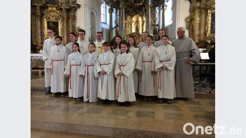 Sara Eich, Sophie Michl und Augustin Birner (vorne, von rechts) wurden am Hochfest Christkönig in einem feierlichen Gottesdienst, den Guardian Pater Stanislaus (hinten, Fünfter von rechts) gemeinsam mit seinem Vorgänger Pater Stanislaus (rechts) zelebrierte, als Ministranten aufgenommen. . Bild: prh
