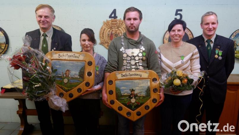 Sie waren heuer die besten Schützen beim Königsschießen in Ransbach (von links) 1. Ritter Engelbert Lutter, Schützenliesl Maria Ruscheinski, Schützenkönig Daniel Kerschensteiner, Zofe Helga Inzelsperger und Schützenmeister Matthias Sperl, zugleich 2. Ritter im Verein. Bild: bö