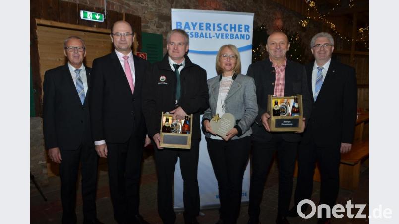 Christian Höpfinger von der DJK-SV Keilberg (Kreis Regensburg, 3. von links), Anette Muhr vom SV Obertrübenbach (Kreis Cham/Schwandorf, 3. von rechts) und Josef Windirsch vom TSV Pleystein (Kreis Amberg/Weiden, 2. von rechts) waren die Ehrenamtspreis-Kreissieger und werden zukünftig zu DFB-Spielen eingeladen. Bild: dob