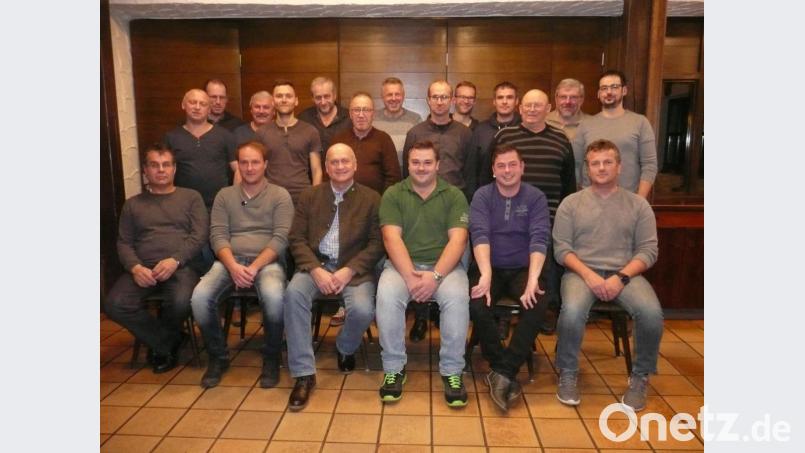 Die Christliche Wählergruppe Kulz hat ihre Kandidaten für die Kommunalwahl im nächsten Jahr bestimmt. Spitzenmann bleibt Walter Schauer (sitzend, Dritter von links): Der amtierende Bürgermeister möchte sein Amt verteidigen. Bild: amö