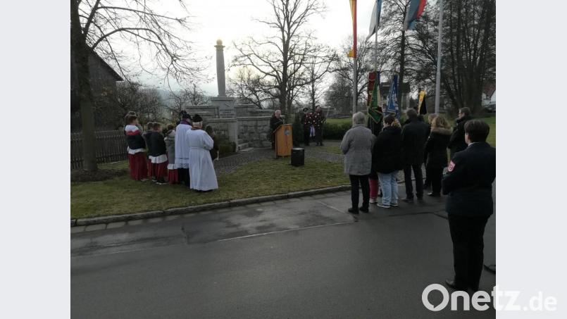 Nach dem Gottesdienst ist das Kriegerdenkmal Ort des Gedenkens. Bild: fz