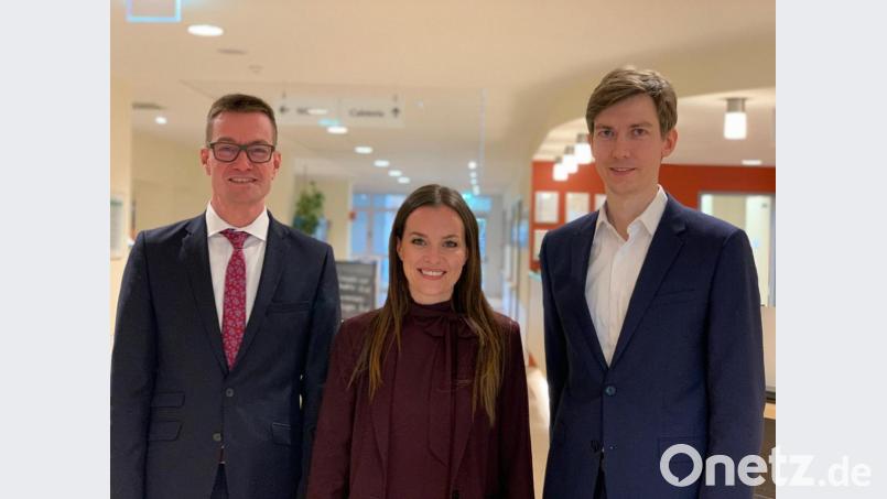 Kathrin Hofstetter (Mitte) folgt Felix Rauschek (rechts) als Geschäftsführerin der Asklepios-Klinik Burglengenfeld. Mit im Bild: Joachim Ramming (links). Bild: exb/Jana Silvie Humrich
