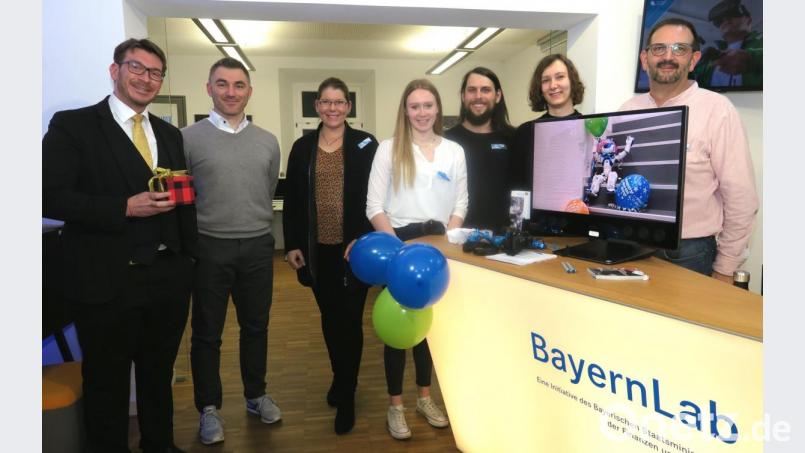 Gestalteten die Feier im BayernLab-Büro Nabburg (von links): Marc Knott, Georg Wittmann, Simone Hösl, Lea Maier, Julian Schwan, Anja Plonner und Reinhard Greiner. Bild: Hirsch
