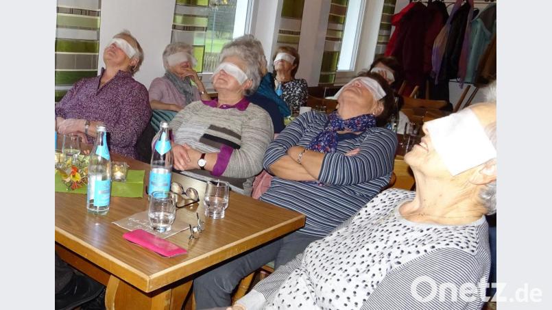 Zur Nachahmung von Evelin Hensel vom Kneipp-Verein Amberg empfohlen: Kalt oder warm aufgelegte Kompressen mit Kräutern und anderen Substanzen angereichet tragen zur Entspannung bei. Bild: bö