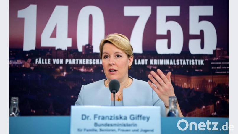 Franziska Giffey (SPD), Bundesfamilienministerin, präsentiert anlässlich des Internationaler Tages gegen Gewalt an Frauen im Bundesfamilienministerium die Zahlen der Kriminalstatistik 2018 zur Partnerschaftsgewalt. Bild: Bernd von Jutrczenka/dpa
