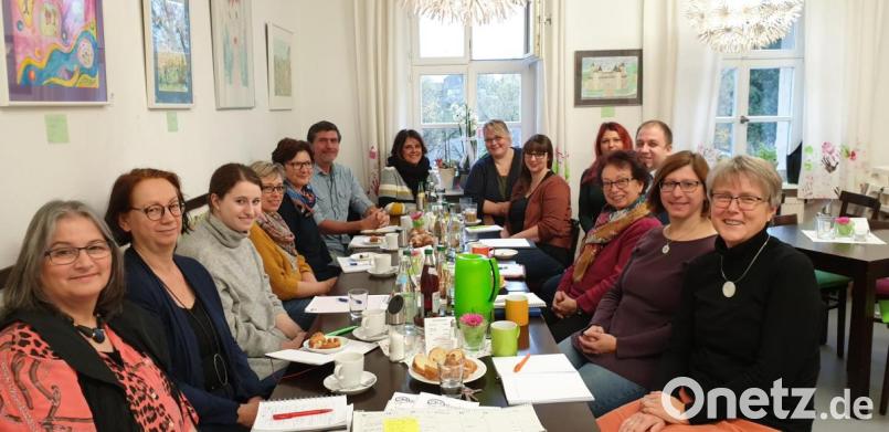 Beim Vernetzungstreffen im Familienzentrum Mittendrin waren dabei (von links): Gisela Worf (Beratungsstelle für Schwangerschaftsfragen am Gesundheitsamt), Christine Fleischmann (Beratungsstelle für Kinder, Jugendliche und Eltern), Annalena Fink-Haydari (AWO), Agnes Ring und Angelika Lober (Kita „Li-La-Löhle“) Jörg Wetzel (Schulsozialarbeit Erbendorf), Astrid Bösl und Isabell Kunz (Jugendamt), Angelika Karl (Frühförderstelle), Jessika Wöhrl-Neuber (Mittendrin), Holger Hassel (SOS Kinderdorf), Marianne Fütterer (KoKi), Manuela Kausler, (Schulsozialarbeit Immenreuth) und Elisabeth Schieder (Schwangerschaftsberatungsstelle Donum Vitae). Bild: jzk