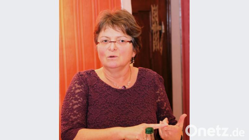 Elisabeth Merkl berichtet bei einem Vortrag in der Internationalen Begegnungsstätte Speinshart über die Erfolgsgeschichte des &quot;Fulda-Mosocho-Projekts&quot; in Kenia, das schon viele Mädchen vor der Beschneidung bewahrt hat. Bild: do