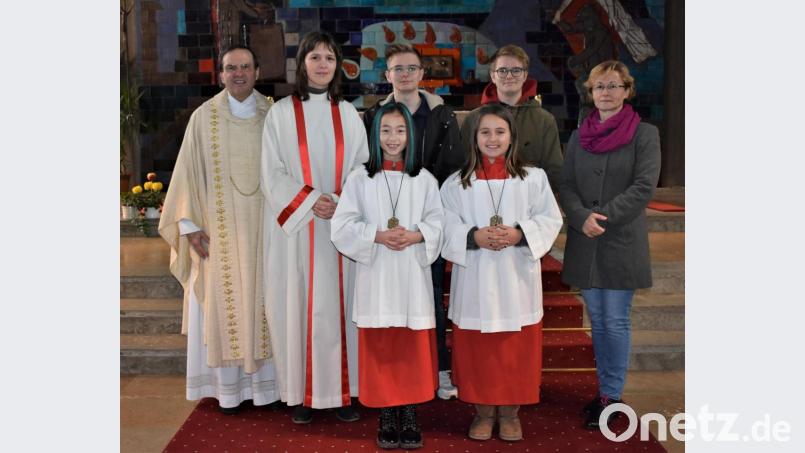Laura Rubner und Teresa Bauer (vorne, von links) werden in die Schar der Grafenwöhrer Ministranten aufgenommen. Bild: rgr