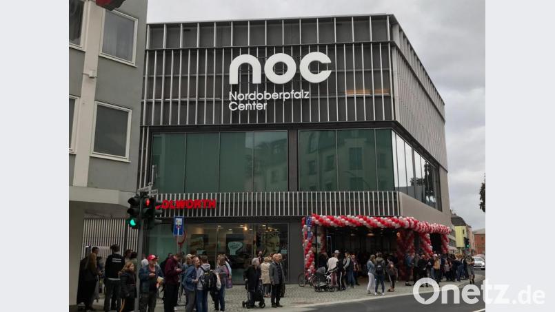 Alles raus aus dem NOC: Das neue Einkaufszentrum muss am Freitagnachmittag geräumt werden, die Brandmeldeanlage heult durchs Haus. Bild: za