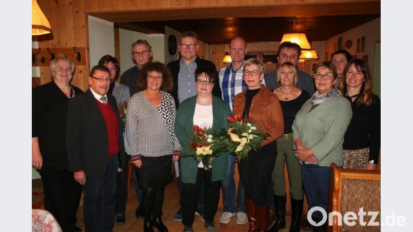 Die neugewählte Führung des Kultourismusvereins: Von links Angela Burger, Zweiter Bürgermeister Karl Busch, Christine Weidmann, Harald Fritsch, Sabine Heinl, Peter Besold, Tanja Burger, Günther Bernreuther, Petra Raithel, Heinz Hofmann, Marion Brückner, Sabine Heining, Barbara Zatorska und Monika Bauer. Bild: fpoz