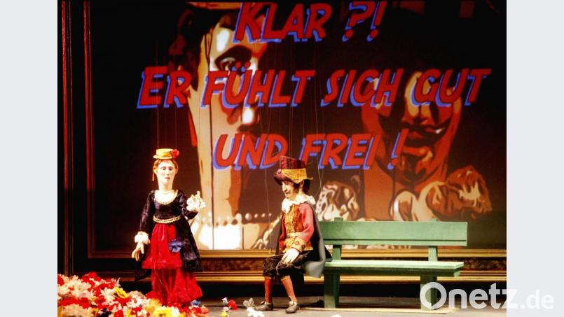 Ritter Blaubart (rechts) will seine Frau &quot;Boulette&quot; (links) los werden, um die Königstochter heiraten zu können. Im Hintergrund werden wechselnde Szenen eingespielt. Bild: Hirsch