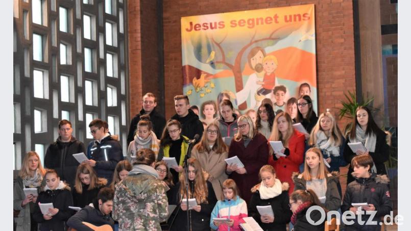 Der Chor "Sin falta" umrahmt die Ministrantenaufname musikalisch. Bild: rgr