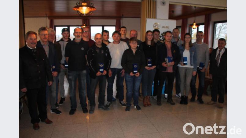 Die Besten der Landkreismeisterschaften bei den Erwachsenen, im Motorsport, sei es im Slalom-, Rallye-, Oldtimer- und im 270er Kartfahren. Unser Bild zeigt sie mit den Ehrengästen. Bild: kro