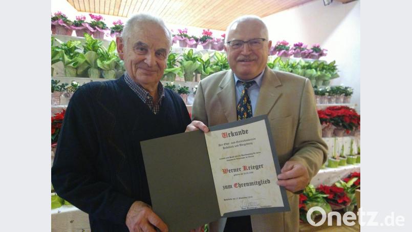 Vorsitzender Josef Moosburger (rechts) ernennt Werner Krieger zum Ehrenmitglied des Obst- und Gartenbauvereins Hahnbach. Bild: mma