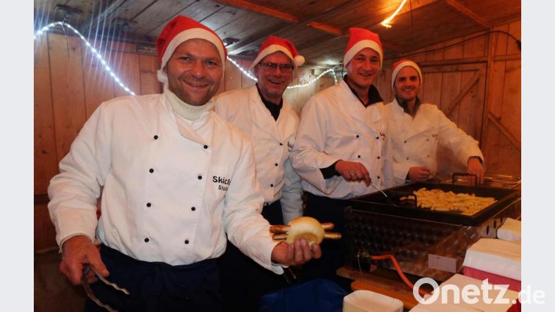 Die Vierer-Mannschaft in der Essensbude versorgt die Besucher mit Bratwürstln und weiteren Leckerbissen. Bild: ohr