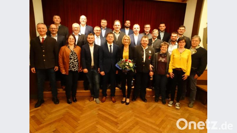 Die Kandidaten der Vilsecker CSU für die Wahl des Bürgermeisters und des Stadtrats mit Spitzenkandidat Markus Graf (vorn, Vierter von links, mit Ehefrau Simone) und Kreisvorsitzendem Harald Schwartz. Bild: ct