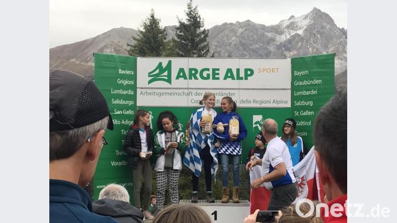 Luisa Döhler (Dritte von links) auf dem Siegertreppchen des ARGE-ALP-Ländervergleichskampfs in Graubünden mit ihrer Partnerin Lena Baath. Bild: exb/Döhler