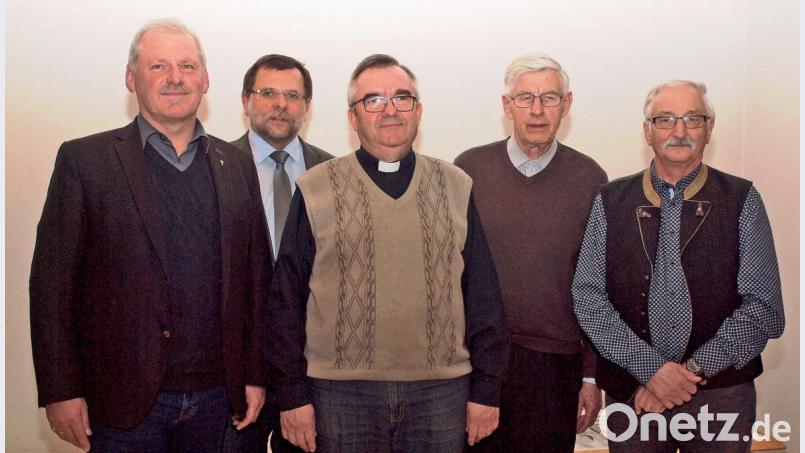 Der neugewählte Vorsitzende der Caritas-Sozialstation Dekanat Ensdorf, Pfarrer Pater Slawomir Niemczewski (Mitte) mit Geschäftsführer Diakon Richard Sellmeyer, Caritas-Geschäftsführer Günter Koller, dem scheidenden stellvertretenden Vorsitzenden Christian Wenkmann und Revisor Josef Huf (von links). Bild: sön