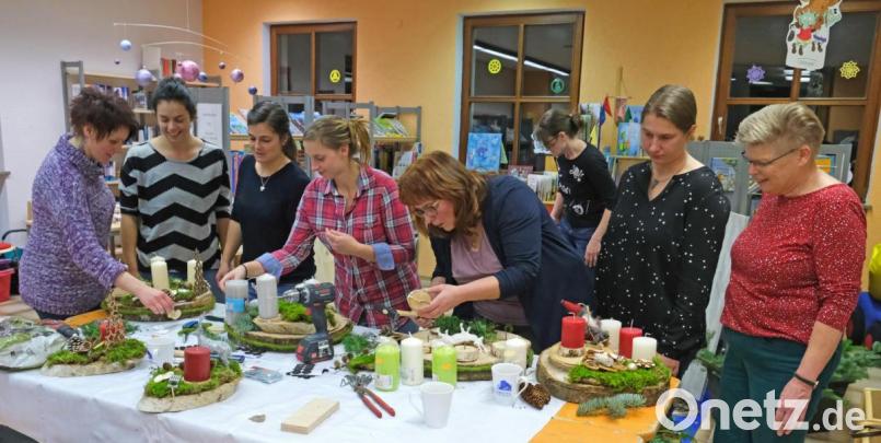 In eine Bastelstube verwandelt sich die im Rathaus untergebrachte Bücherei. Bild: nm