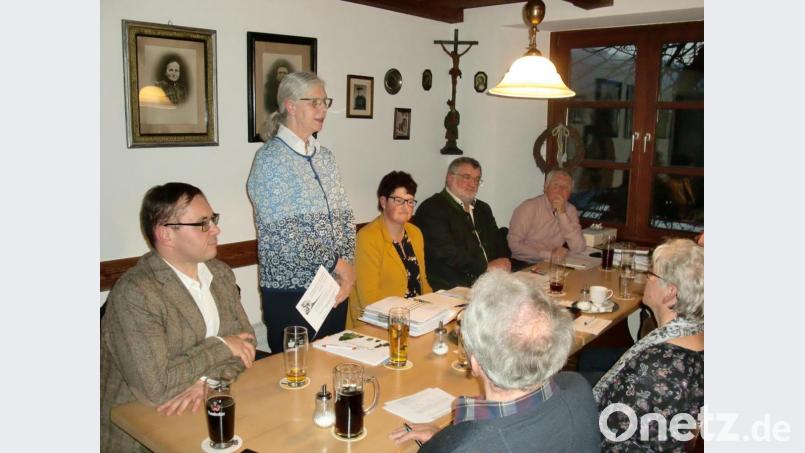 Birgit Angerer gab einen ganz Rückblick über ihren persönlichen Werdegang und ihre berufliche Tätigkeit als Leiterin des Freilandmuseums Neusath-Perschen. Danach stellte sich ihr Nachfolger Tobias Hammerl (links im Bild) den Vereinsmitgliedern vor. Bild: aub