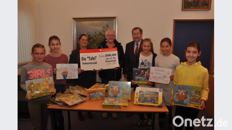 In den fünften Klassen engagieren sich Schüler für Hilfsprojekte. Die jetzigen Sechstklässler übergaben nun das gesammelte Geld an die Tafel und an das Frauenhaus in Weiden. Direktor Andreas Meier lobte die Schüler für ihr soziales Engagement, das sie mit ihrer Lehrerin Simone Hauer-Näger (Dritte von links) an den Tag legten. Bild: dob