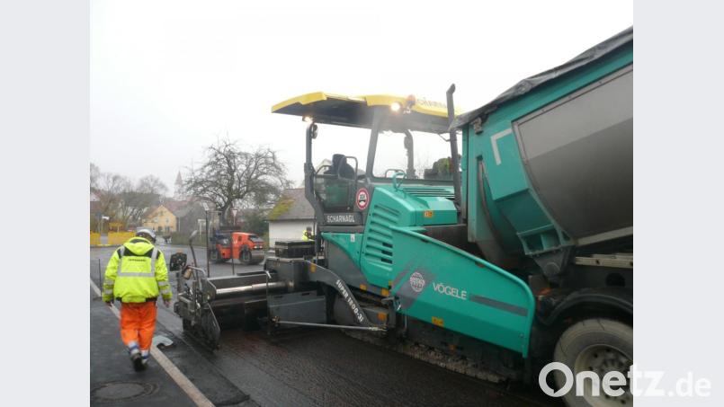 Die Asphaltdecken waren mit der letzte Teil der Straßenbauarbeiten in Luhe. Nun kann der Verkehr wieder rollen. Bild: bey