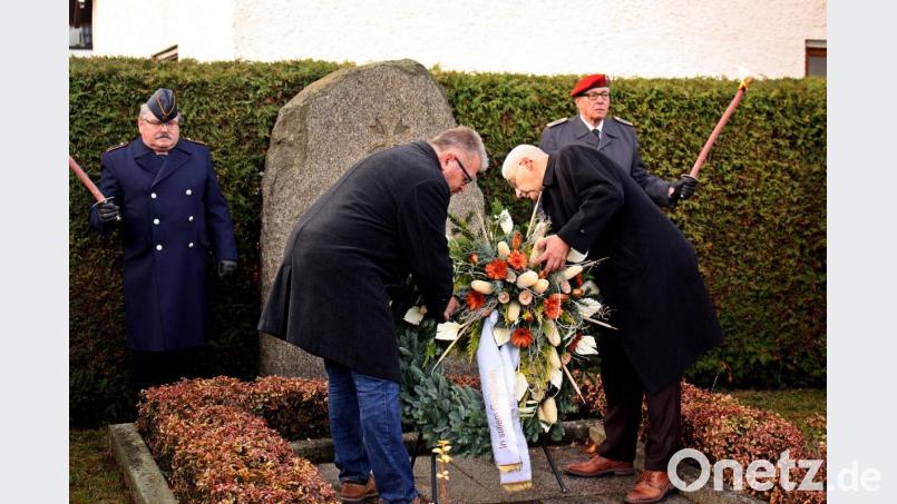 Vorsitzender Hans-Jürgen Meier und Reinhard Meier von der Bürgerliste legen am Mahnmal in der Rehbühlsiedlung am Totensonntag einen Kranz nieder. Bild: R. Kreuzer