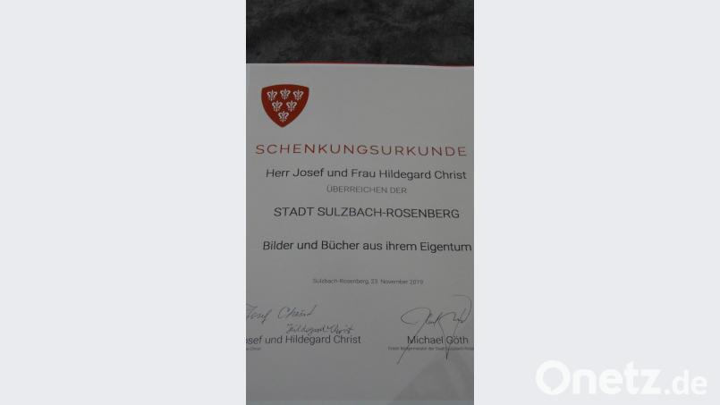 Die Schenkungsurkunde hat die Übergabe der Kunstwerke besiegelt. Bild: hka