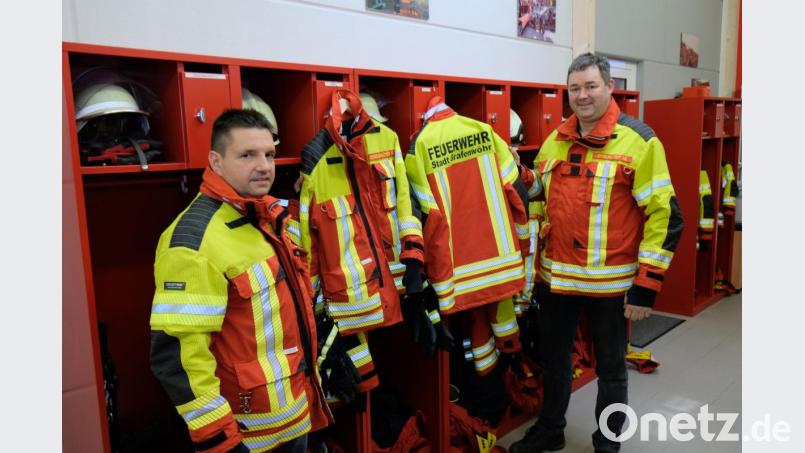 In Gelb und Rot gehalten sind die neuen Schutzanzüge für alle vier Feuerwehren der Stadt. Nach der Neuausstattung der Grafenwöhrer Brandschützer in diesem Jahr bekommen 2020 auch die weiteren Ortsfeuerwehren neue Jacken. Alle tragen den Schriftzug "Feuerwehr Stadt Grafenwöhr". Vorsitzender und Kommandant Alexander Richter (links) sowie stellvertretender Vorsitzender Markus Englhardt schlüpfen für eine Präsentation der Schutzanzüge in die Rolle der schicken "Dressmans". Bild: do
