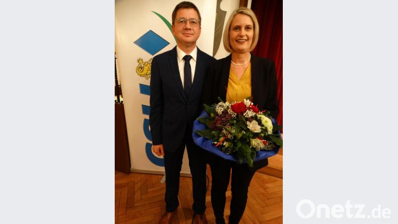 Mit einem überwältigenden Votum, mit großem Beifall und mit Blumen für Ehefrau Simone quittierten die CSU-Mitglieder die Bereitschaft von Markus Graf, erneut für das Bürgermeisteramt zu kandidieren. Bild: ct