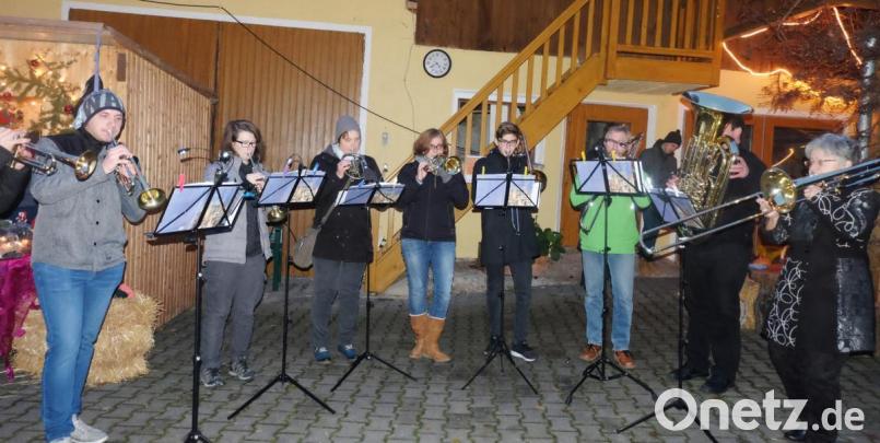 Der Posaunenchor aus Schwarzenfeld unter der Leitung von Renate Oppelt (rechts) lässt beim Adventsmarkt des Stullner Skiclubs im Vierseithof der Familie Sorgenfrei klassische und traditionelle Adventslieder sowie Liedgut aus aller Welt erklingen. Bild: ohr