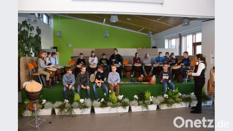 Die Trommlergruppe der fünften Klasse gibt den Takt mit Samba und Reggae vor. Bild: fz
