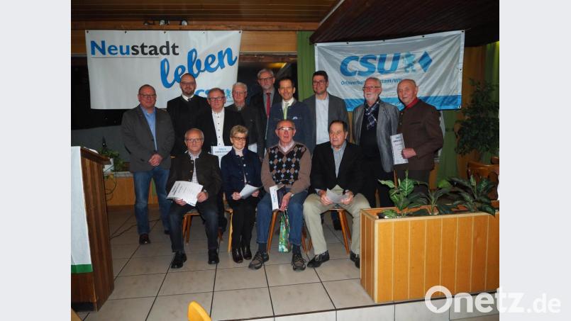 Die CSU ist stolz auf ihre altgedienten Mitstreiter und zeichnet sie mit Urkunden aus. Bild: krb