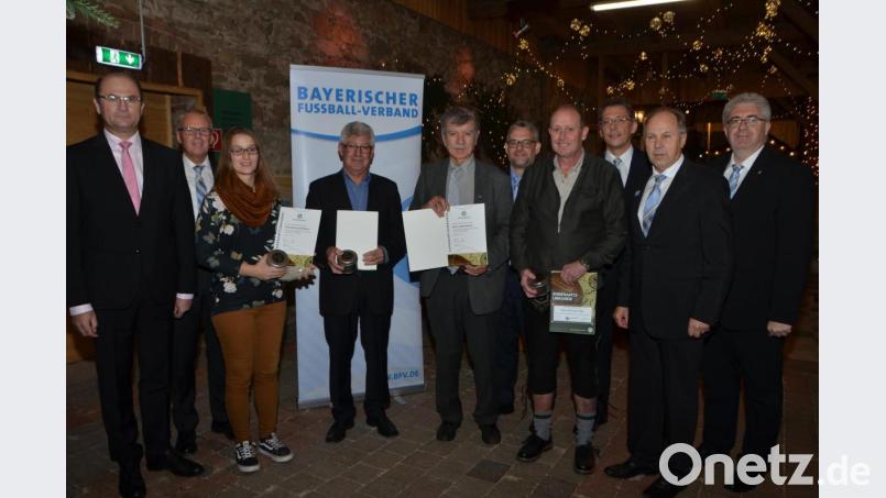 Anna-Lena Braun (ASV Burglengenfeld), Johann Eichinger (SpVgg Neukirchen-Balbini), Jakob Scharf (DJK SV Steinberg) und Christian Feigt (SC Katzdorf, vorne von links nach rechts) wurden von Finanzminister Albert Füracker (links) und BFV-Bezirksvorsitzendem Thomas Graml (rechts) mit dem DFB-Sonderpreis ausgezeichnet. Bild: dob
