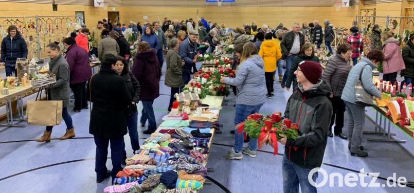 Dutzende liebevoll gebastelte Adventskränzen, selbst gestrickte Waren und weihnachtliche Dekorationen fanden ihre Abnehmer beim KAB-Weihnachtsbasar. Der Erlös geht erneut an die Mission und die Herz-Jesu-Pfarrei. Bild: mez