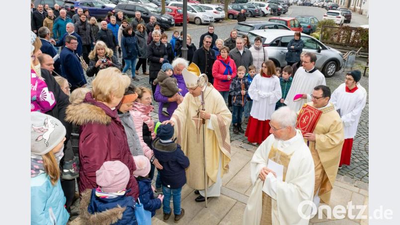 Beim Einzug in die Kirche begrüßte und segnete der Bischof die Kinder. Bild: ws-fotografie, wms