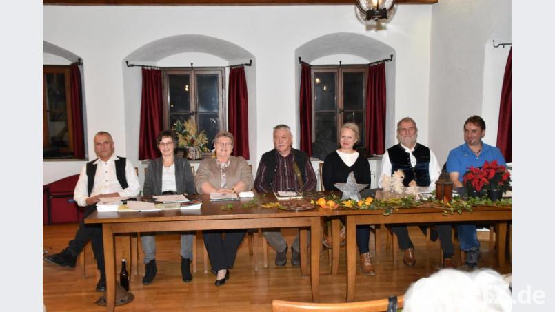 Sieben Autoren geben diesmal ihr Bestes (von links): Wolfgang Leo Bäumler, Gertraud Mois, Christa Haubner, Helmut Erndt, Christine Schreiber, Günter Weber und Markus Keßler. Bild: hcz