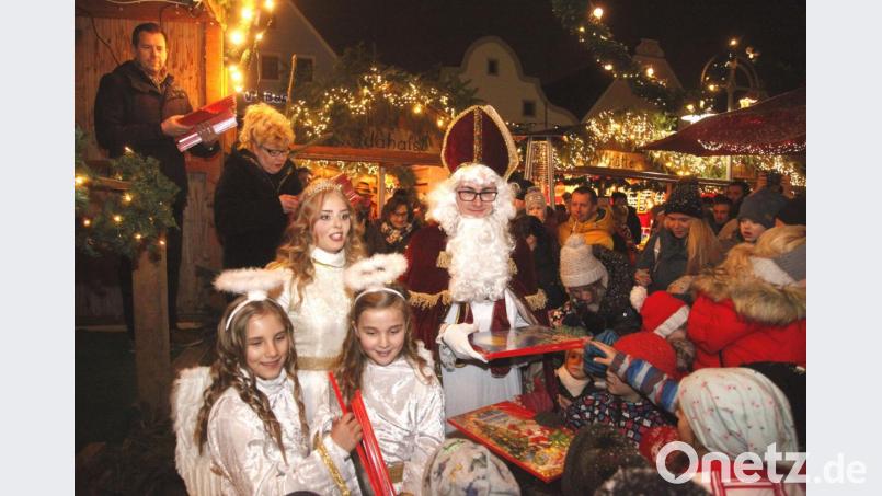 Christkind, Engel und der Nikolaus verteilten zur Eröffnung des Schwandorfer Weihnachtsmarktes gefüllte Adventskalender. Bild: Hirsch