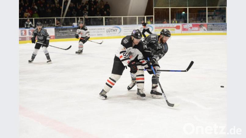 Daniel Vlach (rechts, hier im Hinspiel gegen den Dingolfinger Helmut Kößl) sorgte mit seinem Hattrick für die Vorentscheidung. Bild: Andreas Brückmann