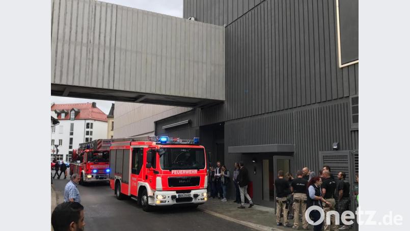 Mit Blaulicht rückt die Feuerwehr an. Bild: za