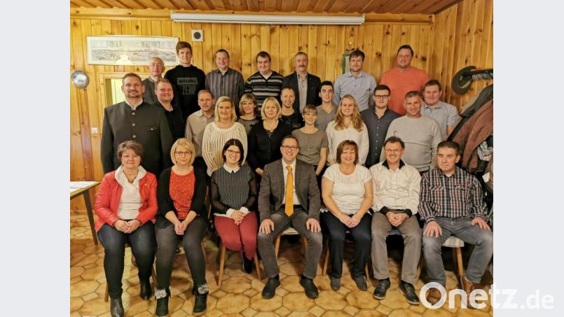 Die 28 Marktratskandidaten der FWG mit Bürgermeisterkandidat Bernd Reil (vorne Mitte) und Landratskandidat Tobias Groß (zweite. Reihe links). Bild: gz