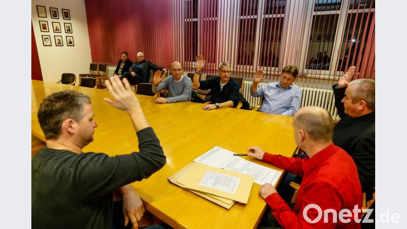 Der Abstimmungsausschuss unter Vorsitz von Bürgermeister Josef Deichl (rechts) stellte kurz nach 17 Uhr vor einigen Zuschauern im Sitzungssaal das Ergebnis einstimmig fest. Damit war klar: Das Bürgerbegehren "Pro Ehrenamt" ist knapp gescheitert. Bild: Hösamer